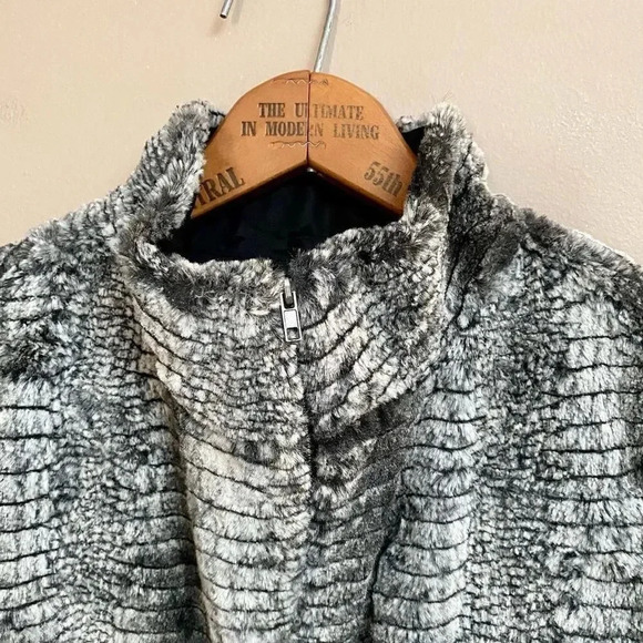 5/48 Grey Faux Fur Vest Size Medium | Soft Zip Up Sleeveless Jacket - Picture 4 of 10